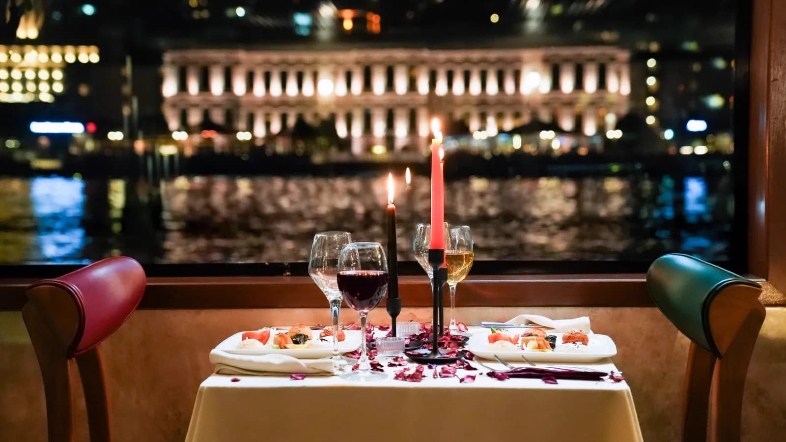 Guests raising a toast together during dinner on the Bosphorus cruise
